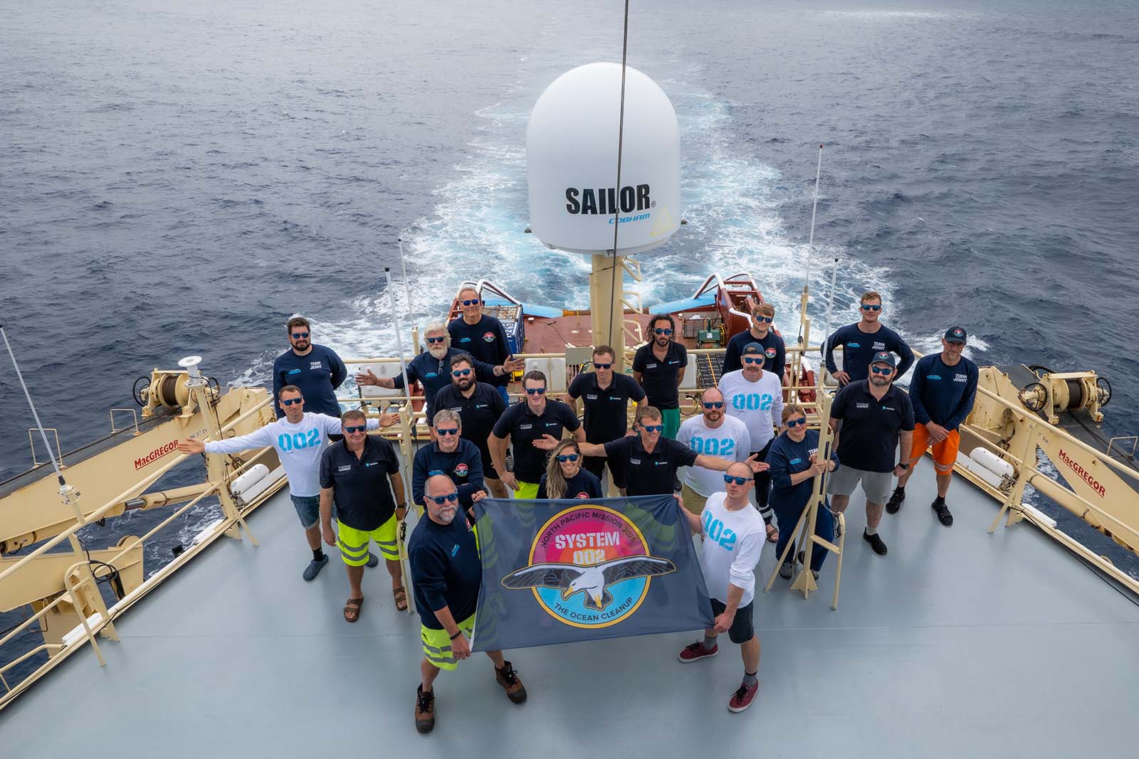 Teamfoto von Ocean Clean-Up auf dem Meer